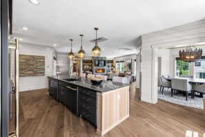 Dining - Seabrook's Newhart: Hot Tub, Sauna, & Cold Plunge! (Pacific Beach)
