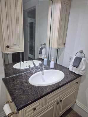 Douche, sèche-cheveux, serviettes fournies, savon