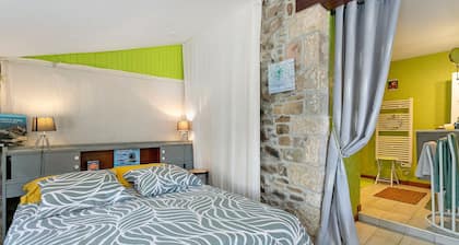 Blick auf Château de la Roche-Jagu, Entspannungsbereich mit nordischem Bad – Gästezimmer