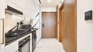 Eine moderne Küche mit Herd, Mikrowelle und Backofen.