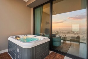 A hot tub on a balcony with a city view. - Stylish Studio with Dubai Canal & Skyline Views (Dubai)