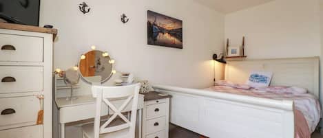 3 bedrooms, WiFi (free), individually decorated, individually furnished