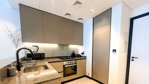 Una cocina moderna con horno empotrado, un lavamanos y una estufa.