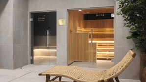 Un cuarto de spa con un banco de madera, sauna y baño de vapor.