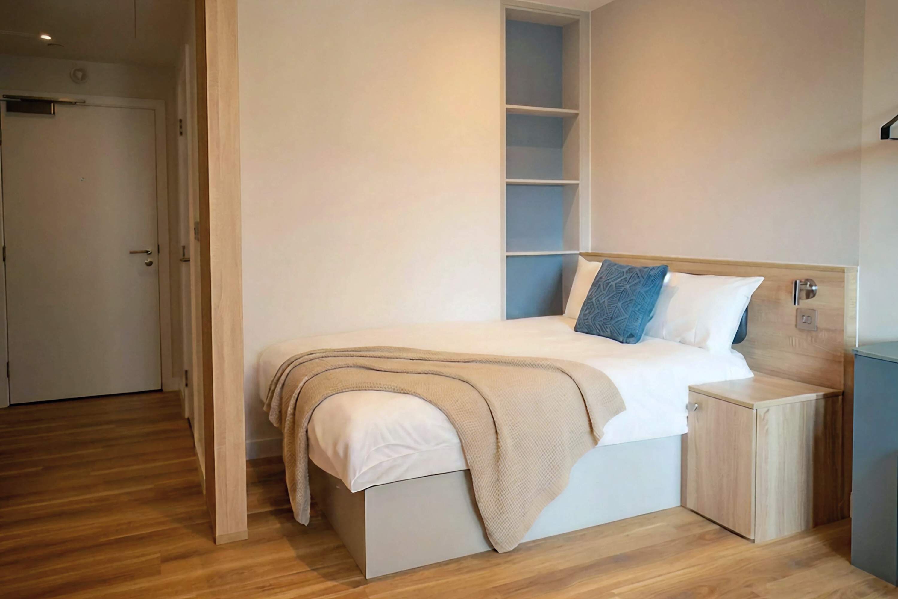 Desk, WiFi, bed sheets