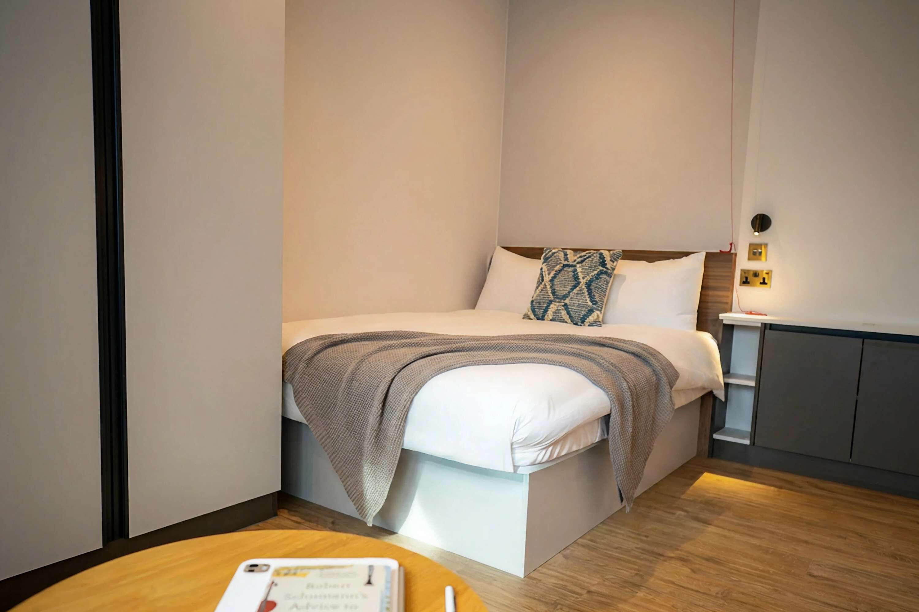 Desk, WiFi, bed sheets