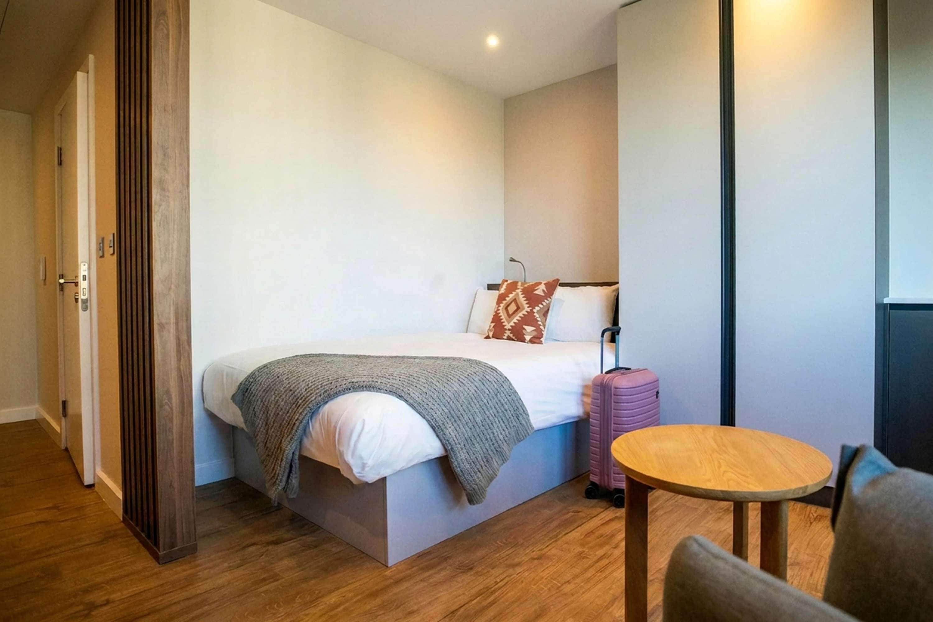 Desk, WiFi, bed sheets
