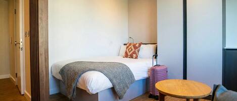 Desk, WiFi, bed sheets