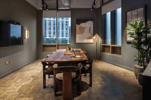 Ein moderner Essbereich mit einem Holztisch, Stühlen und einer Stehlampe.