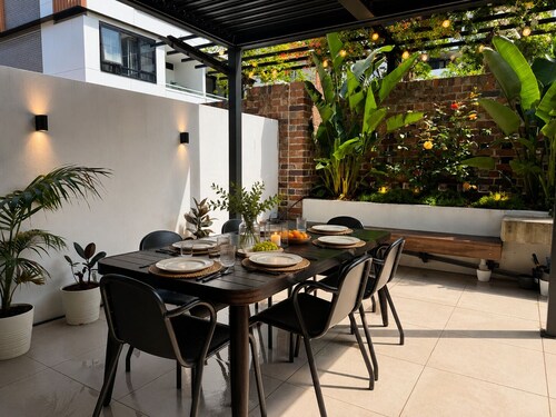 Quiet 4BR Townhouse  2.5 Baths  Near Sydney Airport, CBD & Beaches  Free Parking