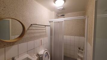 Dusj, hårføner, håndklær og såpe