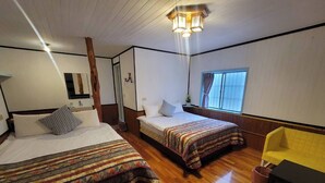 A room with two beds, a wooden floor, a yellow chair, and a window with curtains. - 清境禾風里湖畔農莊景觀餐廳適合登山騎行與家庭團體寵物友善 (Nantou County)