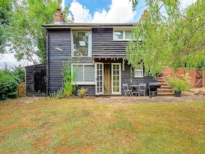 A two-story house with a front door, a small porch, and a barbecue area. - Historic Stay Near Knebworth (Knebworth)