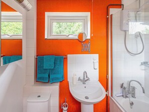 A bathroom with a white sink, a toilet, and a shower area. - Historic Stay Near Knebworth (Knebworth)