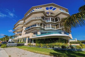 Um edifício moderno de vários andares com varandas e janelas amplas.