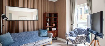 Modern High Quality City Home. Family & Pet friendly, Parking & EV Charger