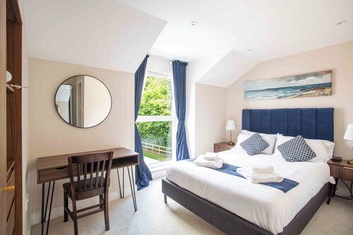 Modern High Quality City Home. Family & Pet friendly, Parking & EV Charger