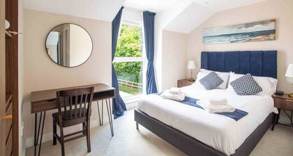 Modern High Quality City Home. Family & Pet friendly, Parking & EV Charger