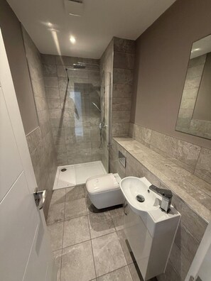 Shower, hair dryer, towels, soap - Modern High Quality City Home. Family & Pet friendly, Parking & EV Charger (Ripon)