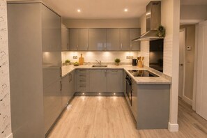 Coffee/tea maker, fridge, microwave, oven - Modern High Quality City Home. Family & Pet friendly, Parking & EV Charger (Ripon)
