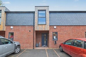 Exterior - Modern High Quality City Home. Family & Pet friendly, Parking & EV Charger (Ripon)