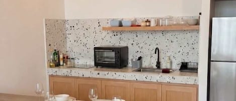 Refrigerador, horno, parrilla de estufa y tetera eléctrica