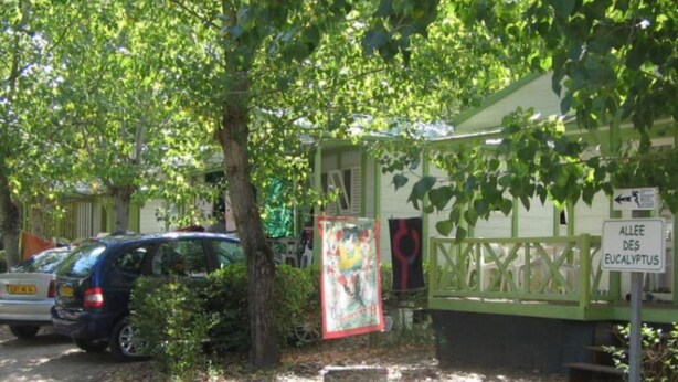 Rakennuksessa on kyltti, jossa lukee ”ALLEE DES EUCALYPTUS”, ja sen edessä on pysäköity auto.