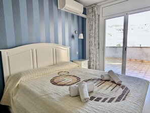 A hotel room with a bed, a nightstand, a window with curtains, and a view of the outside. - Spacious apt, pets welcome, central - 8 guests (Tossa de Mar)