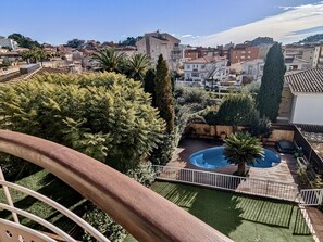 A residential area with a swimming pool, surrounded by greenery and buildings. - House with private pool, parking - 8 guests (Tossa de Mar)