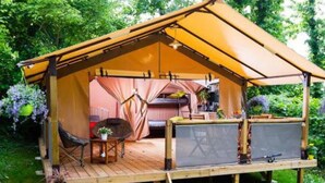 A tent with a wooden deck, a table, chairs, and a small garden area. - Cozy bungalow, pets welcome - 4 guests (ALBITRECCIA)