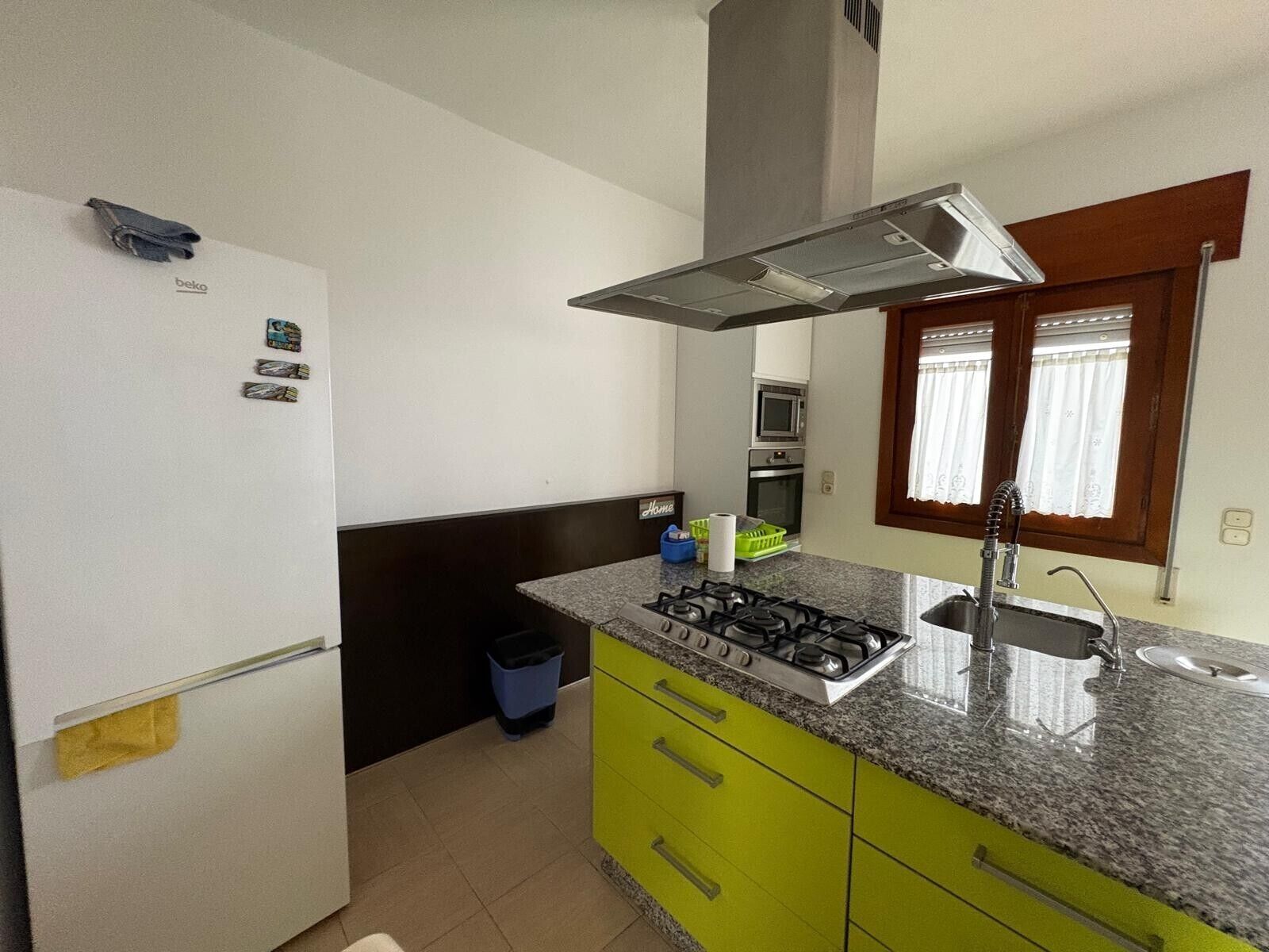Wasserkocher mit Kaffee-/Teezubehör, Kühlschrank, Mikrowelle, Ofen