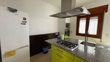 Wasserkocher mit Kaffee-/Teezubehör, Kühlschrank, Mikrowelle, Ofen