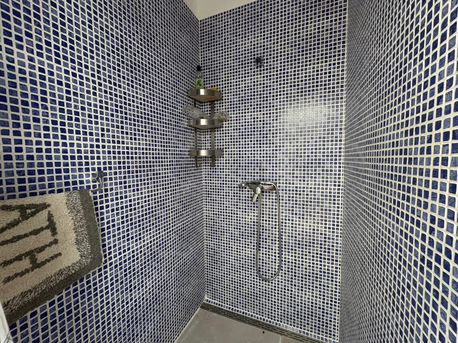 Een douche, handdoeken