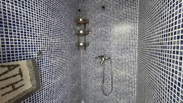 Een douche, handdoeken
