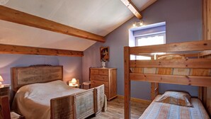 A bedroom with a wooden bunk bed, a single bed, a dresser, a nightstand, and a window. - Cottage, pets allowed, nature in Apinac - 12 guests (Apinac)