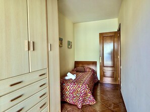 A bedroom with a bed, a wardrobe, and a door leading to another room. - House, sea view - 5 guests (Tossa de Mar)