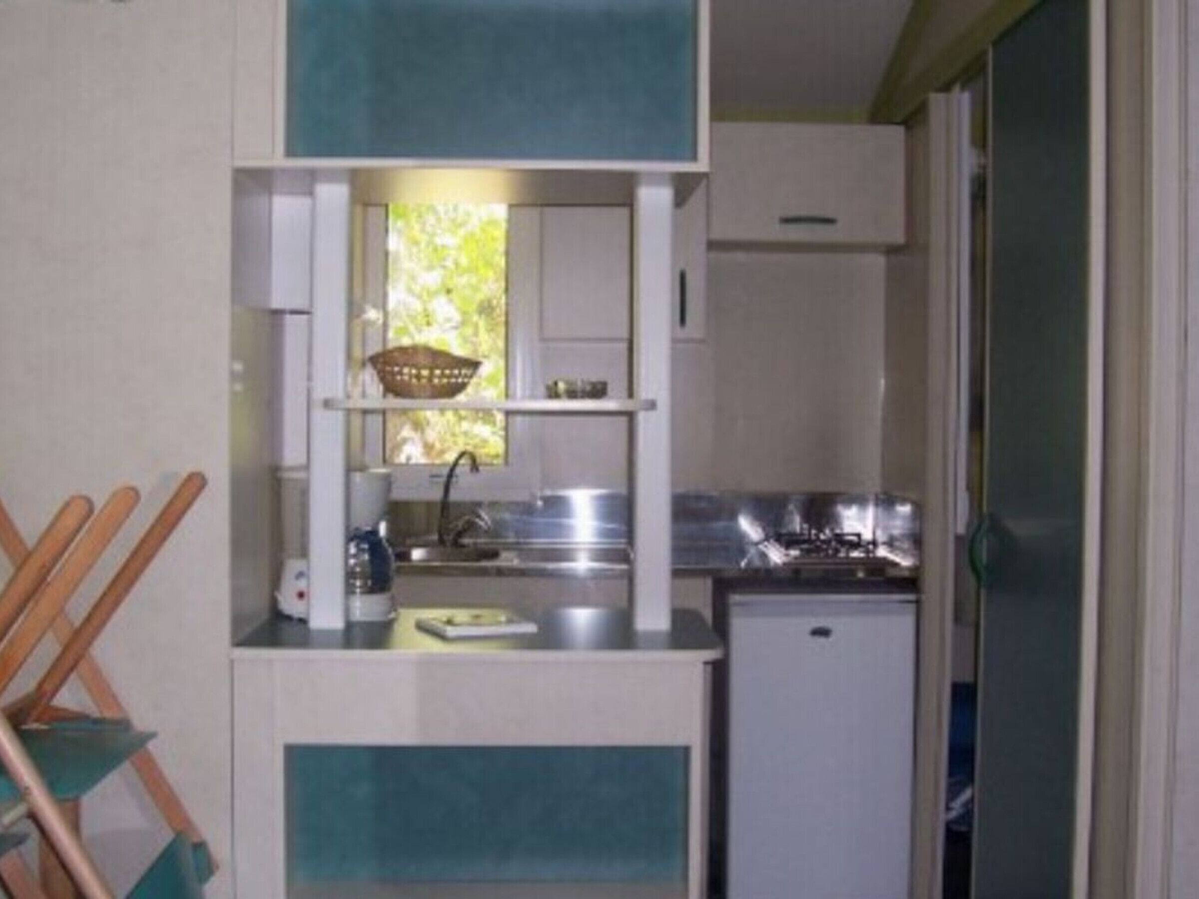 Wasserkocher mit Kaffee-/Teezubehör, Kühlschrank, Mikrowelle