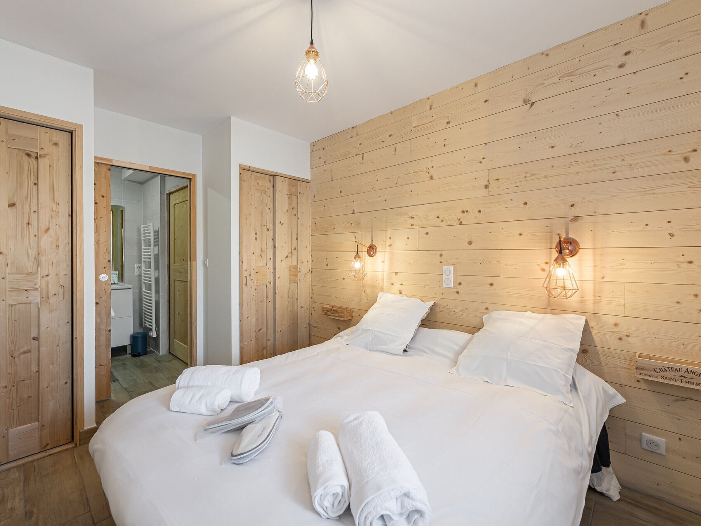 4 bedrooms, WiFi (free), bed sheets