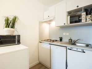 Cuina pràctica amb microones, fogó, rentatge i rentavaixelles.