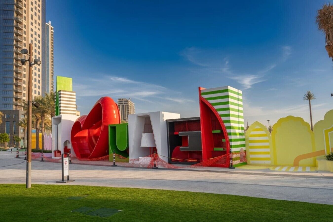 Un edificio moderno con un diseño arquitectónico único, que presenta grandes estructuras coloridas y un cielo despejado.