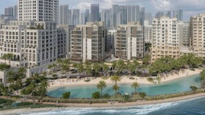 بالقرب من الشاطئ