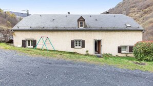 Et etplanshus med skråtag, et lille vindue og en dør.