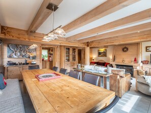 A spacious room with a large wooden dining table, a fireplace, and a cozy seating area. - Chalet central village mountain view - 11 guests (La Clusaz)