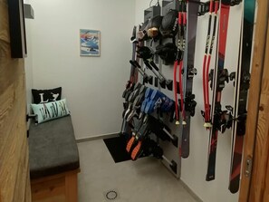 A room with a bed, a wall-mounted ski rack, and a poster. - Prestige chalet, mountain view - 10 guests (La Plagne Montalbert)