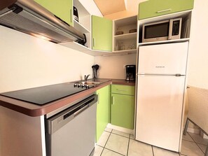 A compact kitchen with a dishwasher, a microwave, and a coffee maker. - Air-conditioned house near the beach - 6 guests (Saint-Cyprien)