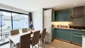 Coffee/tea maker, fridge, microwave, oven
