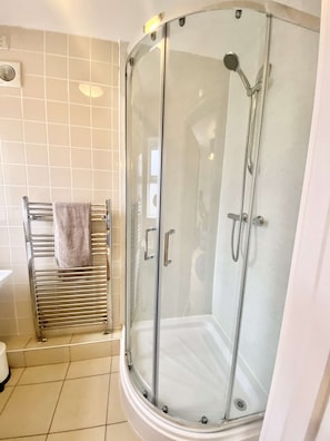 Shower, hair dryer, towels - Railway Terrace by NewFo dot rest (Brockenhurst)