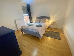 4 bedrooms, iron/ironing board, WiFi, bed sheets - Railway Terrace by NewFo dot rest (Brockenhurst)