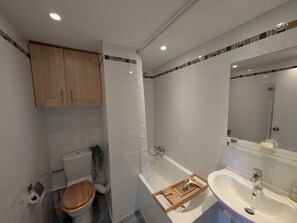 Ein Badezimmer mit Toilette, Badewanne und Waschbecken.