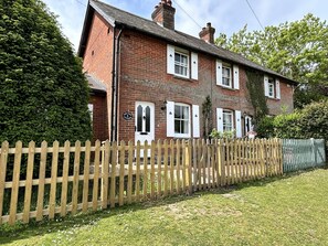 A two-story brick house with a wooden picket fence, a number '1' sign, and a small garden. - Yew Tree Cottage – Direct New Forest Access, Ponies & Walk to Lyndhurst (Lyndhurst)
